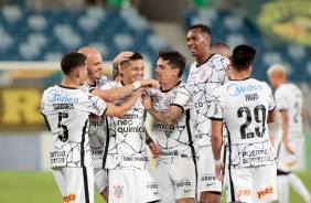 Adson comemora primeiro gol marcado pelo Corinthians, diante do Cuiabá, com companheiros de equipe