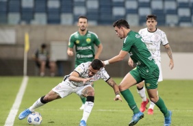 Gabriel e Fagner em ao contra na partida entre Corinthians e Cuiab pelo Brasileiro