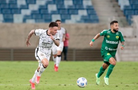 Gustavo Mosquito em ao contra o Cuiab ao lado do ex-corinthiano Clayson