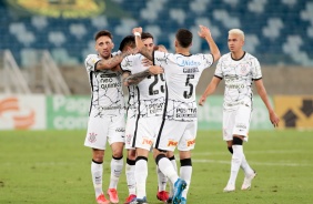 Gustavo Mosquito, Fagner, Gabriel e Cantillo comemoram gol marcado por Roni contra o Cuiab