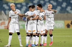 Jogadores do Corinthians comemoram gol da equipe contra o Cuiabá