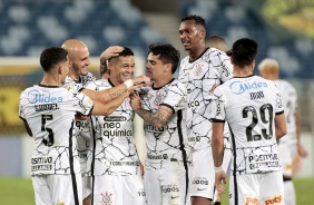 Jogadores do Corinthians comemoram segundo gol da equipe contra o Cuiabá