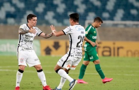 Roni comemora primeiro gol do Corinthians contra o Cuiabá ao lado de Fagner