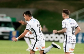 Roni e Gustavo Silva comemoram gol do volante diante do Cuiab