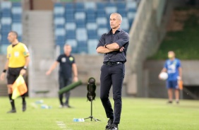 Tcnico Sylvinho durante duelo contra o Cuiab nesta segunda-feira