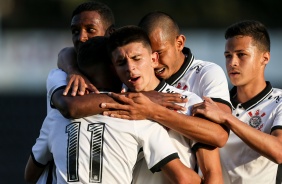 Elenco do Corinthians comemorando o gol de Léo Mana na partida contra o Fluminense