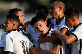 Elenco do Corinthians comemorando o gol de Lo Mana contra o Fluminense