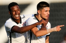 Robert Renan e Léo Mana comemorando o gol do camisa 2 do Corinthians