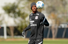 Jô durante treino do Corinthians em preparação para duelo contra o Flamengo