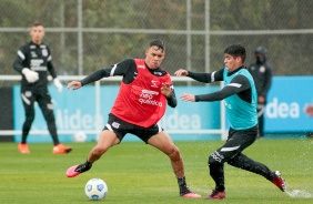 João Pedro e Araos em treino preparatório para jogo contra o Flamengo, pelo Campeonato Brasileiro