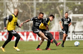 Luan e Roni durante treino preparatrio do Corinthians para duelo diante o Flamengo