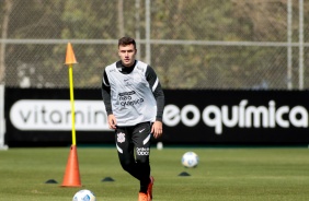 Lucas Piton durante treino do Corinthians em preparação para duelo contra o Flamengo