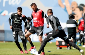 Roni e Luan durante treino preparatrio do Corinthians para duelo diante o Flamengo