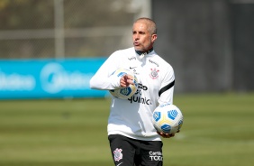 Sylvinho durante treino do Corinthians em preparação para duelo contra o Flamengo