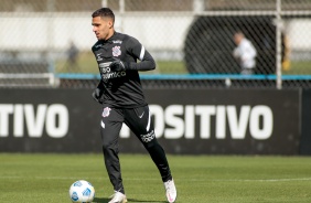 Volante Gabriel durante treino do Corinthians em preparação para duelo contra o Flamengo
