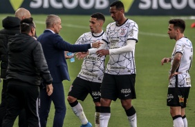 Gabriel, J e Sylvinho no duelo entre Corinthians e Flamengo, na Neo Qumica Arena