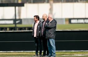 Duilio, Alessandro e Roberto de Andrade observam treino de reapresentao do Corinthians no CT
