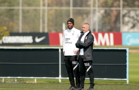 Lzaro e Sylvinho durante treino de reapresentao do Corinthians no CT Joaquim Grava