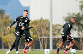 Matheus Vital e Lo Paraso durante treino de reapresentao do Corinthians no CT Joaquim Grava