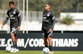 Gil e Du Queiroz durante o treino do Corinthians no CT Joaquim Grava