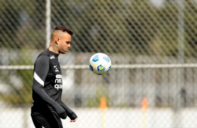 Luan durante treino do Corinthians no CT Joaquim Grava