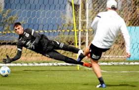 Matheus Donelli durante treino do Corinthians no CT Joaquim Grava