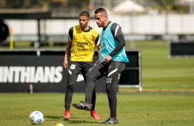 Renato Augusto e Vitinho durante do Corinthians