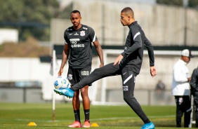 Raul e Joo Victor durante o treino no Centro de Treinamentos do Corinthians