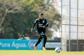 Adson durante tarde de treino do Corinthians no CT Dr. Joaquim Grava