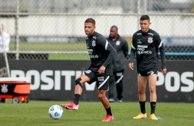 Vitinho e Adson durante ltimo treinamento do Corinthians antes do jogo contra o Santos