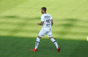 Camacho, agora jogando pelo Santos,  em partida na Vila Belmiro contra o Corinthians