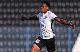 Cau comemorando gol no jogo entre Corinthians e Palmeiras, pelo Campeonato Brasileiro Sub-20