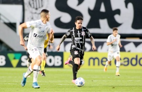 Fagner durante partida entre Corinthians e Santos, na Vila Belmiro, pelo Campeonato Brasileiro