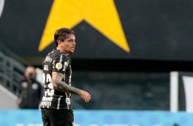 Fagner durante partida entre Corinthians e Santos, na Vila Belmiro, pelo Campeonato Brasileiro
