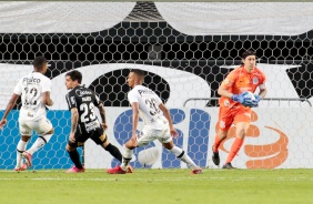 Fagner e Cssio durante partida entre Corinthians e Santos, na Vila Belmiro, pelo Brasileiro