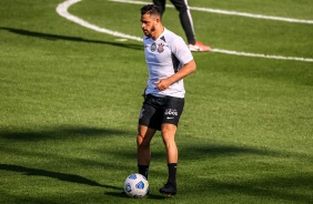 Giuliano em aquecimento para o jogo entre Corinthians e Santos na Vila Belmiro