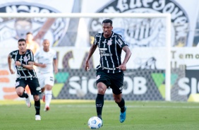 J durante empate entre Corinthians e Santos, pelo Brasileiro, na Vila Belmiro