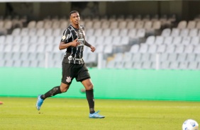J durante partida entre Corinthians e Santos, na Vila Belmiro, pelo Campeonato Brasileiro