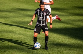 Giuliano durante jogo contra o Santos, pelo Campeonato Brasileiro, na Vila Belmiro