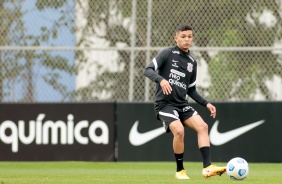 Adson no treinamento do Corinthians com foco no jogo diante o Ceará