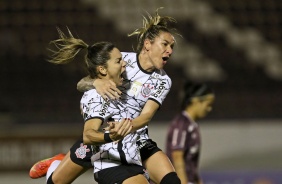 Cacau comemora o gol de Gabi Zanotti contra a Ferroviria, pelo Paulista Feminino