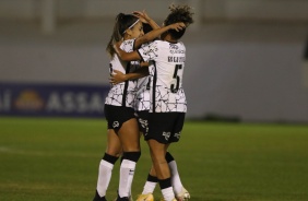 Diany comemorando seu gol contra a Ferroviria, pelo Campeonato Paulista Feminino