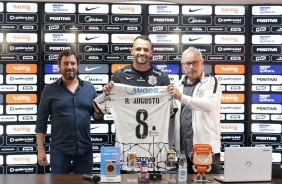 Duilio, Roberto e Renato Augusto com a camisa do jogador que vestirá a 8