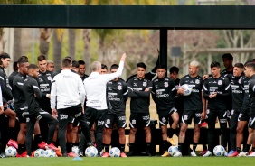 Elenco reunido no treinamento do Corinthians com foco no jogo diante o Ceará