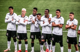 Elenco Sub-20 do Corinthians durante jogo contra o Nacional-SP, pelo Paulisto