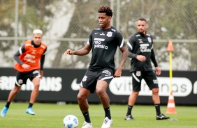 Zagueiro Gil no treinamento do Corinthians com foco no jogo diante o Ceará