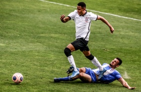 Zagueiro Roberto Renan marca o gol do Corinthians contra o Nacional-SP, pelo Paulista Sub-20