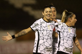 Zanotti e Cacau comemorando gol contra a Ferroviria, pelo Paulisto Feminino