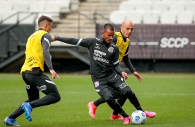 Marquinhos e Fbio Santos durante treino do Corinthians na Neo Qumica Arena
