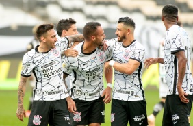Jogadores comemorando gol de Renato Augusto, contra o Cear